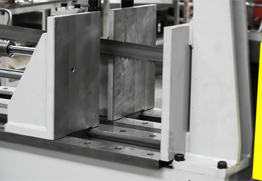 Device for clamping materials in layers and bundles with the use of an additional vertical clamping unit.