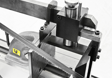 Device for clamping materials in layers and bundles with the use of an additional vertical clamping unit.
