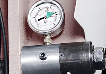 The saw band tension indicator provides permanent control of the band tension, even during the machine operation.
